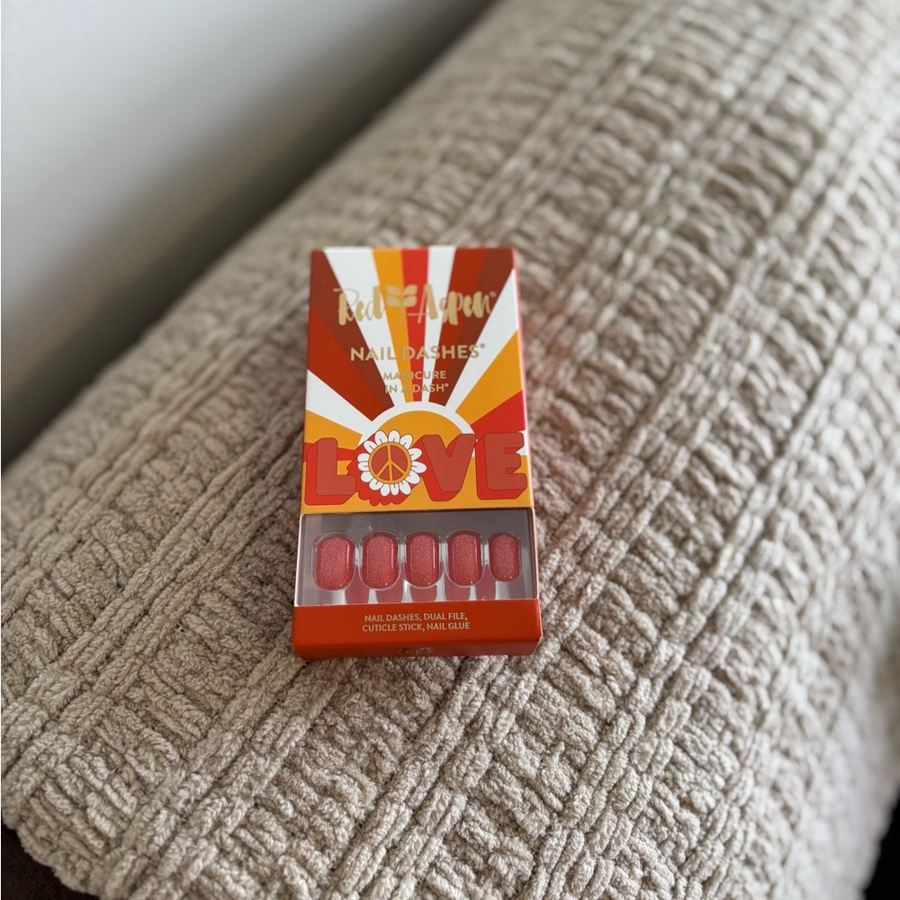 Red Aspen | Nail Dashes